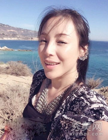 美容ceo达贝妮的发型分为长发和女人味